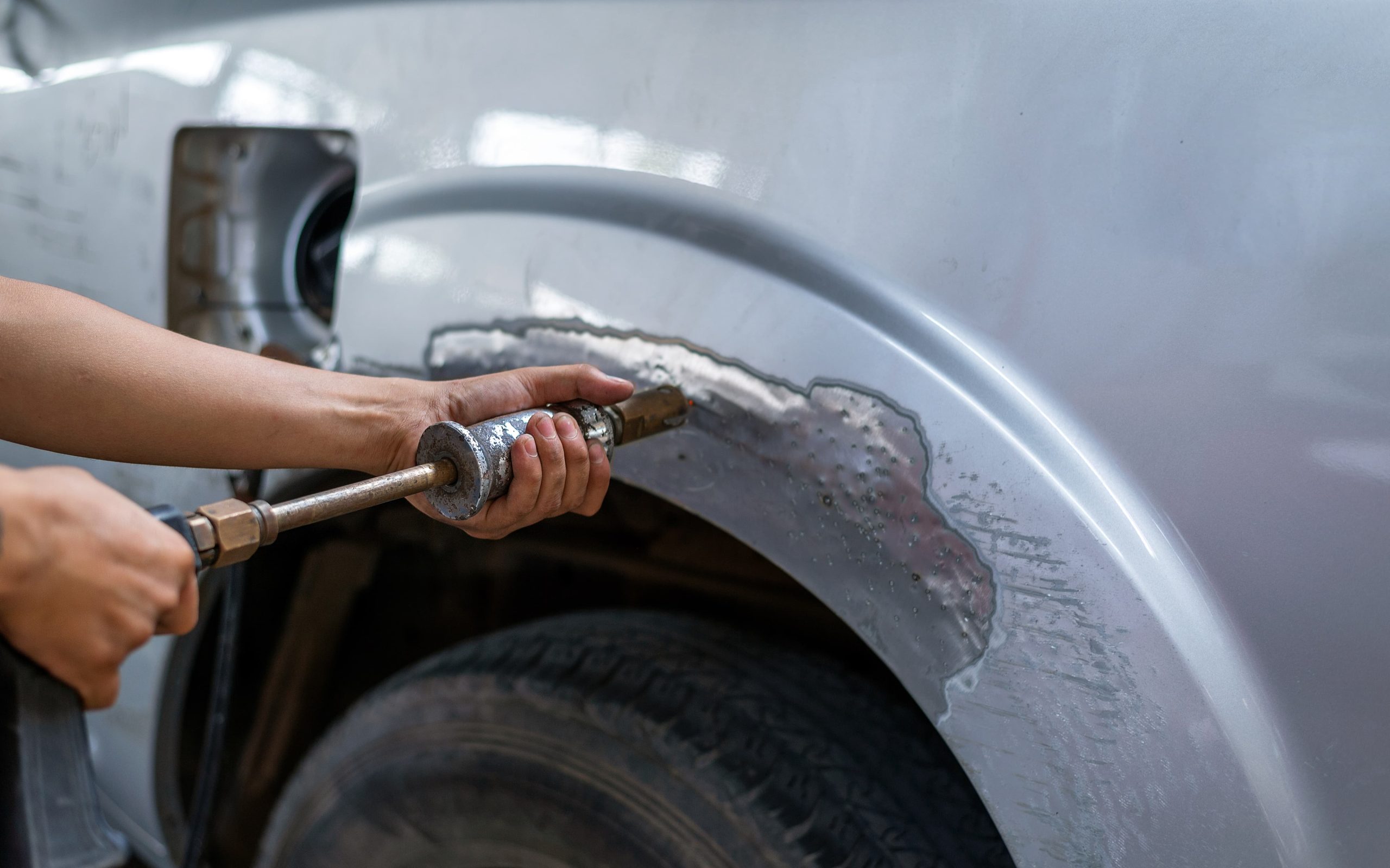 Eliminación eficaz de la pintura: Por qué el granallado con óxido de aluminio es ideal para reparar coches