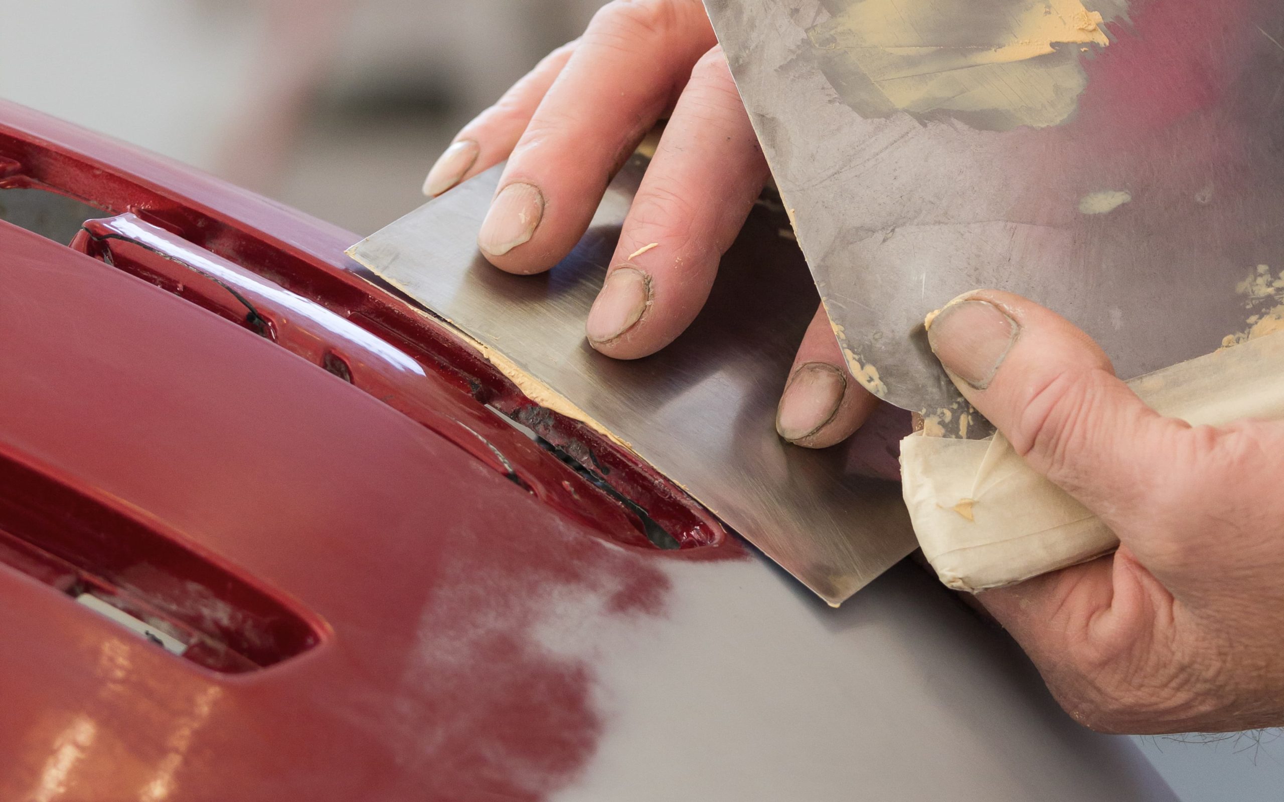 Efficient paint removal: Why aluminum oxide blasting is ideal for car repair